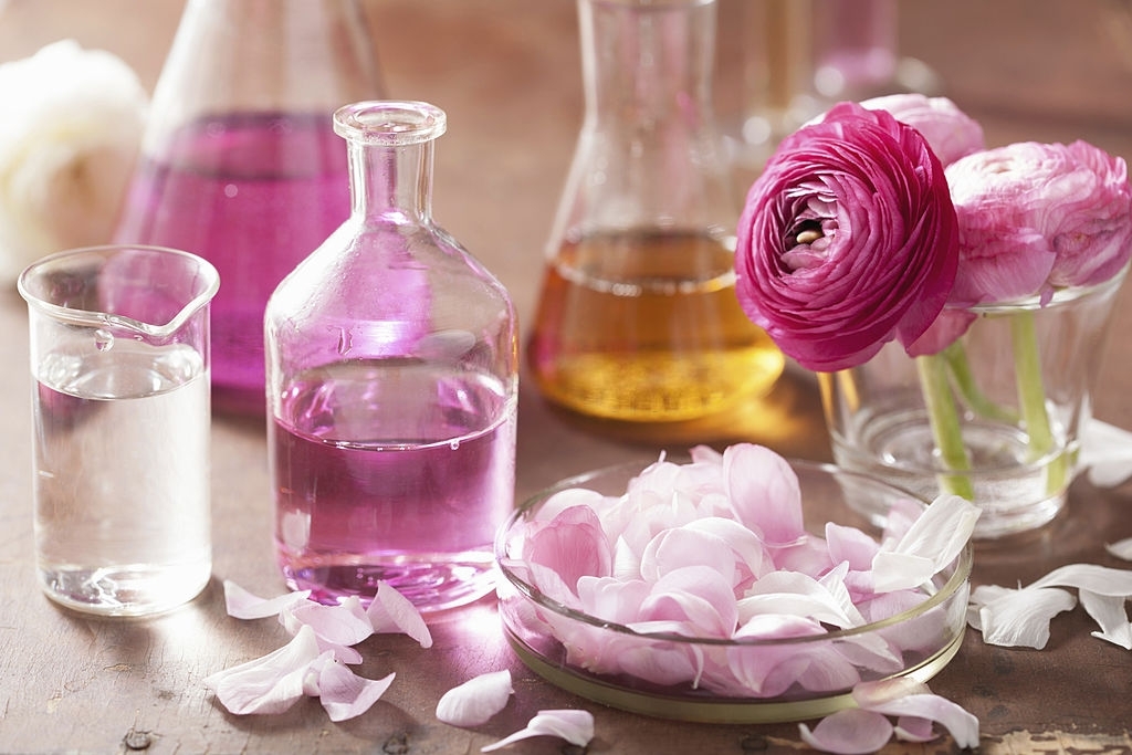 12 rekomendasi minyak esensial untuk parfum alami