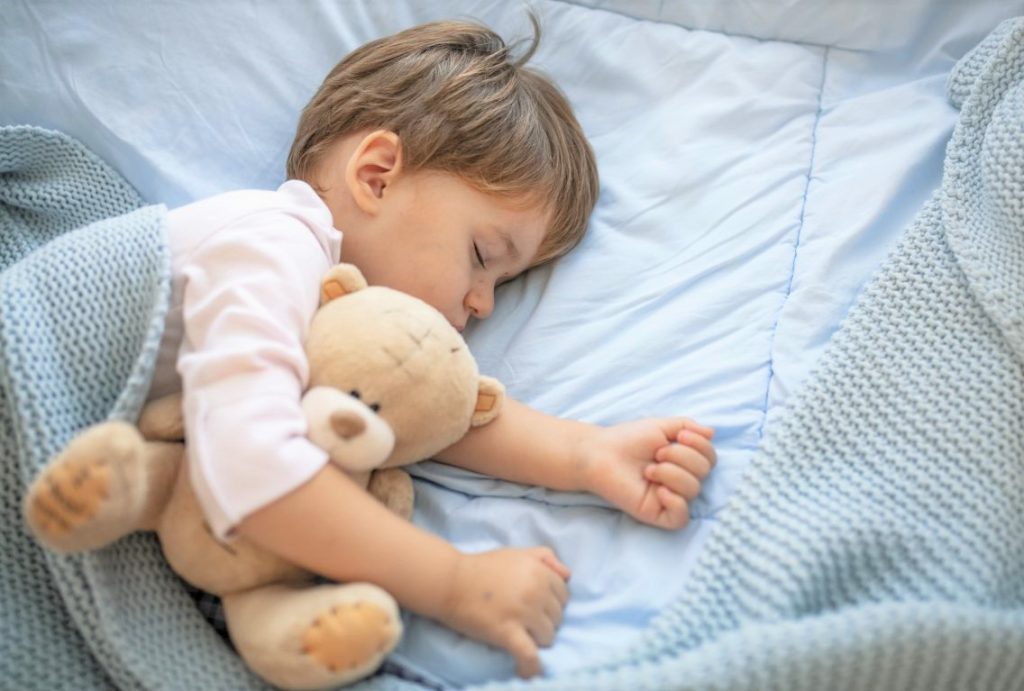 Ilustrasi anak tidur nyenyak setelah menggunakan minyak eucalyptus. Sumber Shutterstock